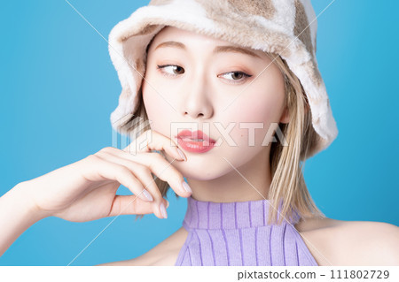 在藍色背景下拍攝的一位年輕女性的流行化妝形象 在藍色背景下拍攝的一位年輕女性的流行化妝形象 111802729