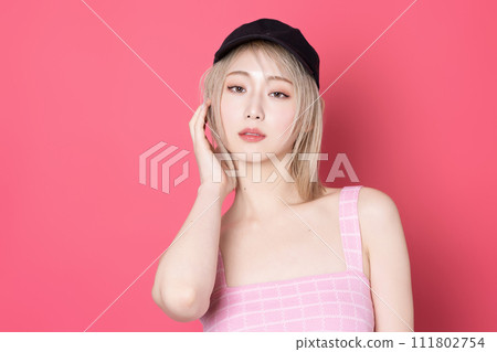 粉紅色背景下拍攝的一位年輕女子的流行肖像 111802754