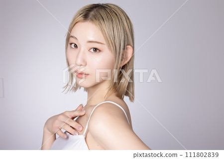 一位年輕高調女性的皮膚護理形象 一位年輕高調女性的皮膚護理形象 111802839
