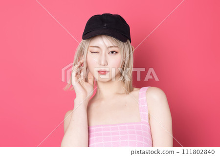 粉紅色背景下拍攝的一位年輕女子的流行肖像 粉紅色背景下拍攝的一位年輕女子的流行肖像 111802840