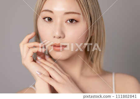 一位年輕高調女性的皮膚護理形象 一位年輕高調女性的皮膚護理形象 111802841