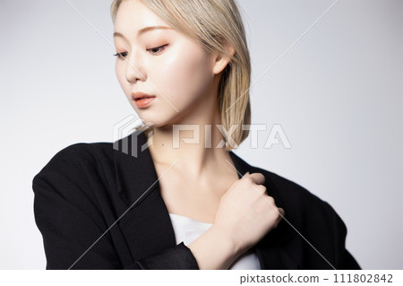 穿著黑色夾克的年輕高調女性的酷肖像 穿著黑色夾克的年輕高調女性的酷肖像 111802842