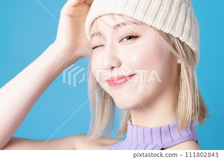 在藍色背景下拍攝的一位年輕女性的流行化妝形象 在藍色背景下拍攝的一位年輕女性的流行化妝形象 111802843