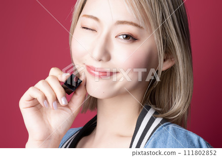 粉紅色背景下拍攝的一位年輕女子的流行肖像 111802852