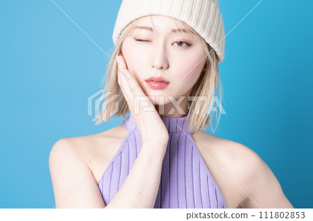 在藍色背景下拍攝的一位年輕女性的流行化妝形象 111802853