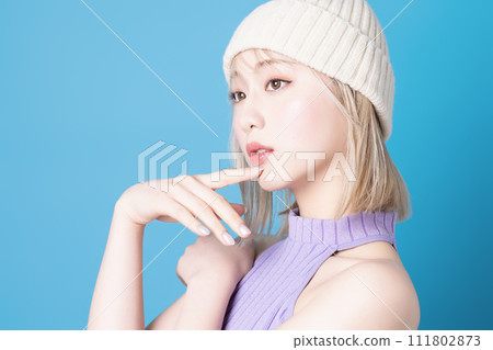 在藍色背景下拍攝的一位年輕女性的流行化妝形象 在藍色背景下拍攝的一位年輕女性的流行化妝形象 111802873