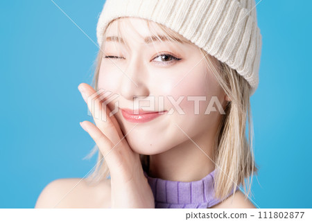 在藍色背景下拍攝的一位年輕女性的流行化妝形象 在藍色背景下拍攝的一位年輕女性的流行化妝形象 111802877