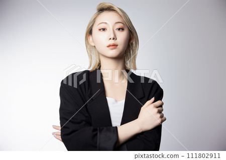 穿著黑色夾克的年輕高調女性的酷肖像 111802911