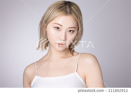 一位年輕高調女性的皮膚護理形象 111802912