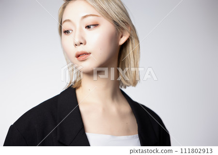 穿著黑色夾克的年輕高調女性的酷肖像 111802913