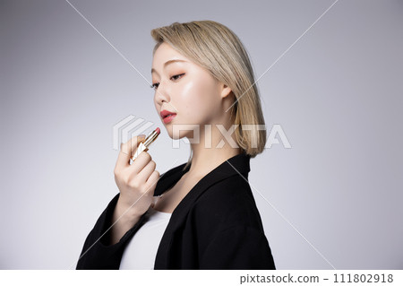 穿著黑色夾克的年輕高調女性的酷肖像 111802918