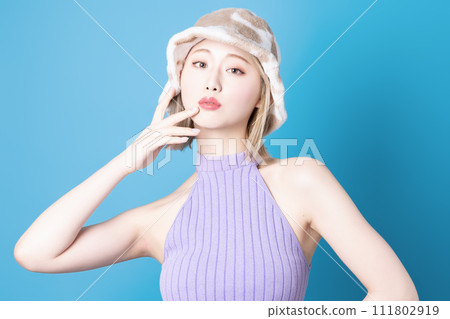 在藍色背景下拍攝的一位年輕女性的流行化妝形象 111802919