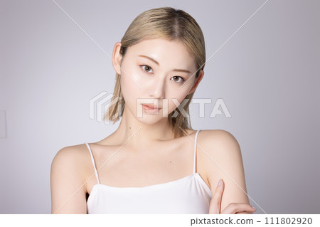 一位年輕高調女性的皮膚護理形象 111802920