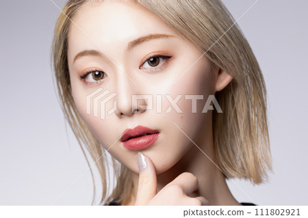 穿著黑色夾克的年輕高調女性的酷肖像 111802921