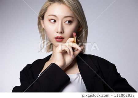 穿著黑色夾克的年輕高調女性的酷肖像 111802922