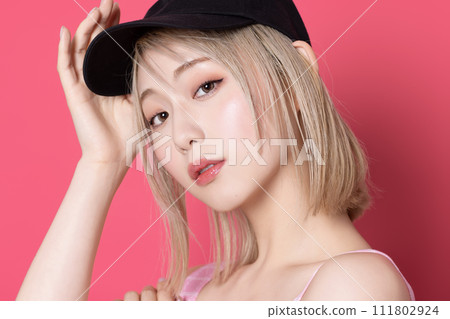 粉紅色背景下拍攝的一位年輕女子的流行肖像 111802924