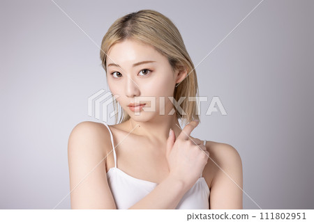 一位年輕高調女性的皮膚護理形象 一位年輕高調女性的皮膚護理形象 111802951
