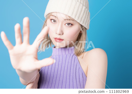 在藍色背景下拍攝的一位年輕女性的流行化妝形象 在藍色背景下拍攝的一位年輕女性的流行化妝形象 111802969
