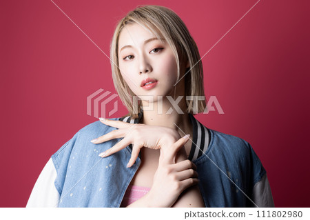 在粉紅色背景下拍攝的一位年輕女子的休閒肖像 在粉紅色背景下拍攝的一位年輕女子的休閒肖像 111802980