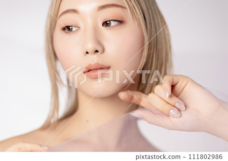 一位年輕高調女性的皮膚護理形象 111802986