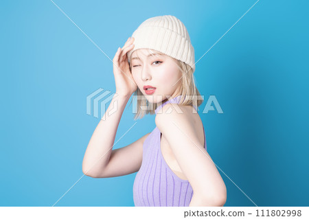 在藍色背景下拍攝的一位年輕女性的流行化妝形象 在藍色背景下拍攝的一位年輕女性的流行化妝形象 111802998