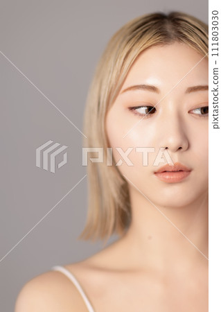 一位年輕高調女性的皮膚護理形象 一位年輕高調女性的皮膚護理形象 111803030