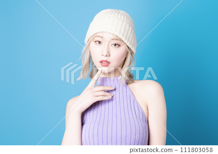 在藍色背景下拍攝的一位年輕女性的流行化妝形象 111803058