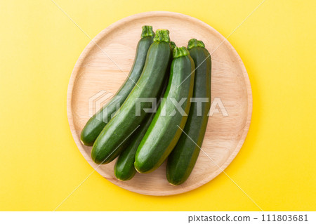 黃色背景上的西葫蘆 111803681