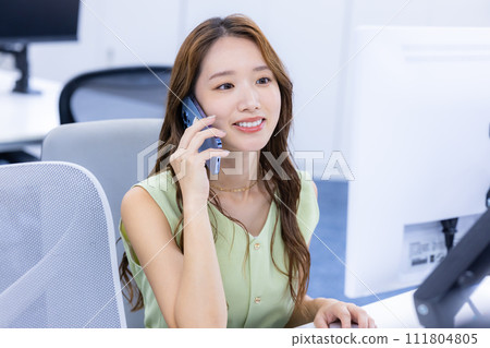 在商務辦公室工作的年輕女子 在商務辦公室工作的年輕女子 111804805