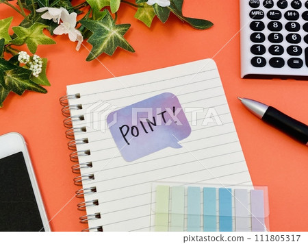 寫有 POINT 的紙、筆記本、智慧型手機和計算機 111805317