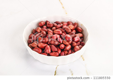 Raw peanut heap for roast 111805550