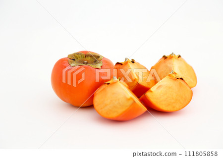 在白色背景下拍攝的柿子和切成四分之一的柿子 在白色背景下拍攝的柿子和切成四分之一的柿子 111805858