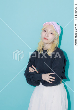 一位年輕女子化著韓國妝，戴著帽子 111805891