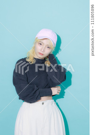 一位年輕女子化著韓國妝，戴著帽子 111805896