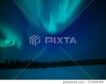 冬季在加拿大耶洛奈夫大奴湖畔觀賞 4 級極光 111806408