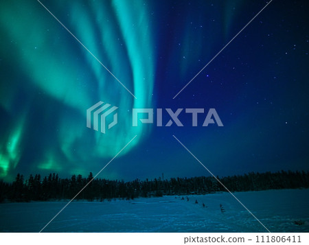 Viewing the level 4 aurora from the shores of Great Slave Lake in Yellowknife, Canada in winter 111806411