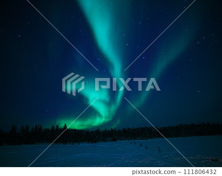 冬季在加拿大耶洛奈夫大奴湖畔觀賞 4 級極光 111806432