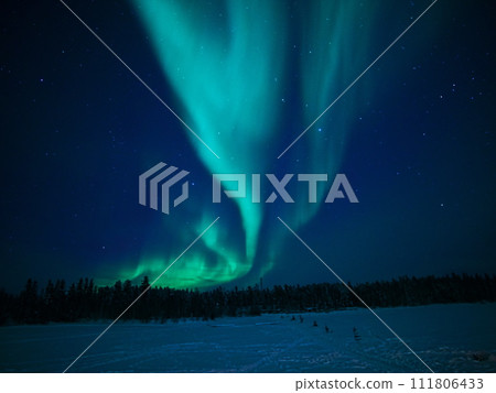 冬季在加拿大耶洛奈夫大奴湖畔觀賞 4 級極光 冬季在加拿大耶洛奈夫大奴湖畔觀賞 4 級極光 111806433