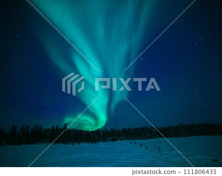 Viewing the level 4 aurora from the shores of Great Slave Lake in Yellowknife, Canada in winter 111806435