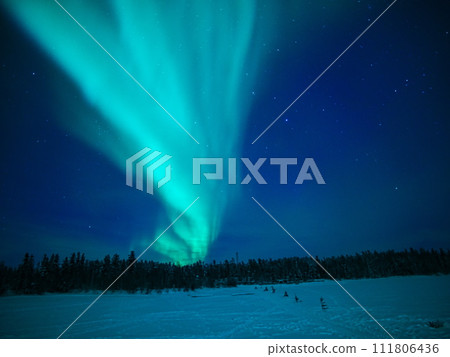 Viewing the level 4 aurora from the shores of Great Slave Lake in Yellowknife, Canada in winter 111806436
