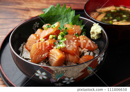 Rice bowl with marinated albacore tuna 111806638
