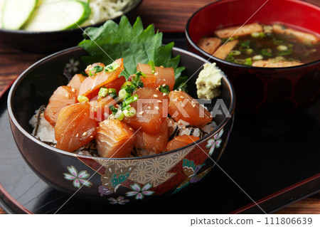 Rice bowl with marinated albacore tuna 111806639