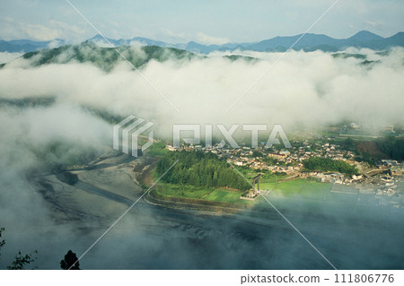 View of the sea of clouds over the former shrine grounds (Osaihara) from Nanakoshimine [Hongiya Town, Tanabe City, Wakayama Prefecture] 111806776