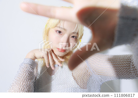 穿著街頭時尚的金髮年輕女子 穿著街頭時尚的金髮年輕女子 111806817