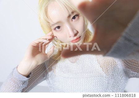 穿著街頭時尚的金髮年輕女子 111806818