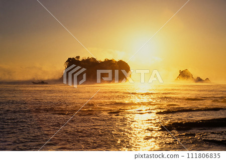 Kozaura sea mist (sunrise) [Kushimoto Town, Wakayama Prefecture] 111806835
