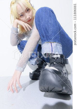 穿著街頭時尚的金髮年輕女子 穿著街頭時尚的金髮年輕女子 111806881