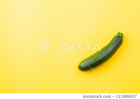 黃色背景上的西葫蘆 111806917