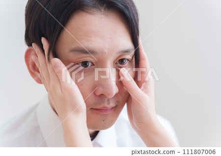 一名男子在眼科醫師處接受眼科檢查 111807006