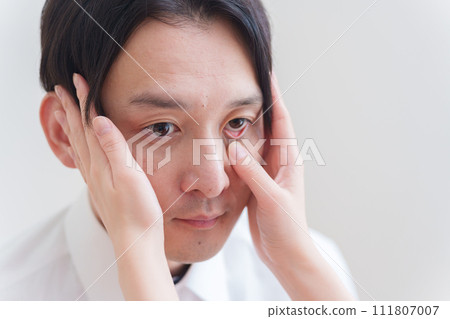 一名男子在眼科醫師處接受眼科檢查 一名男子在眼科醫師處接受眼科檢查 111807007